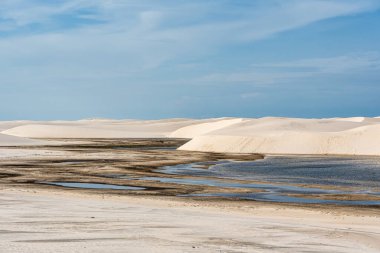 Brezilya 'daki kum tepeleri ve lagoa bonita gölleri, Lencois Maranhenses, Barreirinhas. Taze ve şeffaf su havuzları olan beyaz kum tepeleri.