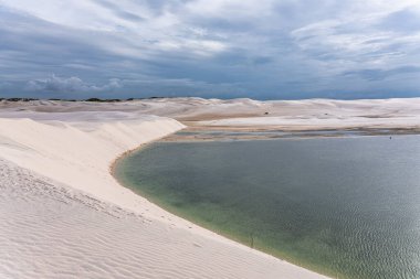 Brezilya 'daki kum tepeleri ve lagoa bonita gölleri, Lencois Maranhenses, Barreirinhas. Taze ve şeffaf su havuzları olan beyaz kum tepeleri.