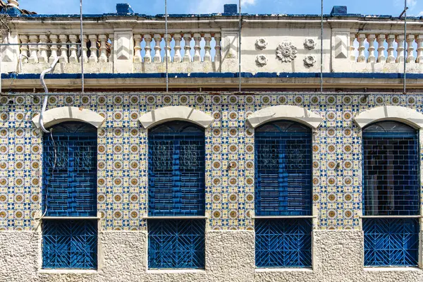 Brezilya 'nın Sao Luis şehrinde Rua dos Afogados caddesinde geleneksel Portekiz sömürge mimari rengi ve stili