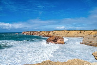 Okyanus manzarası ve mavi gökyüzü, Aljezur 'da Pontal da Carrapateira, Portekiz' de Algarve.