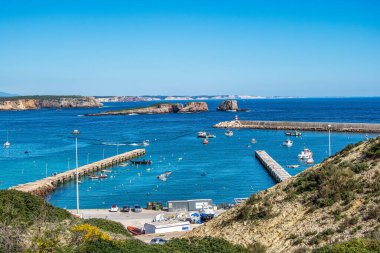 Portekiz 'deki Sagres Limanı, Algarve' de demirlemiş balıkçı teknelerinin manzarası yükseldi..