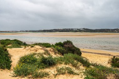 Tahta yollar Alvor, Portimao, Algarve, Portekiz, Avrupa 'daki ünlü Tres Irmaos sahillerinde suya çıkar. Praia dos Tres Irmaos.