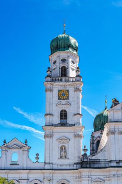 Passau, Almanya 'daki St. Stephans Katedrali kulelerin tepesinde yeşil metal kubbeleri olan eski bir beyaz kilisedir. Kilisenin önünde Maximillian Joseph 'in heykeli var.