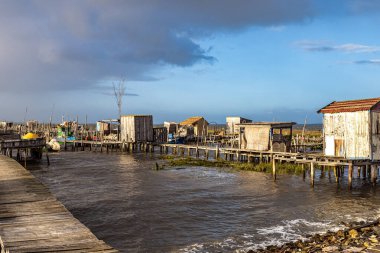 Portekiz, Carrasqueira 'da geleneksel balıkçılar ahşap döverler. Carrasqueira, Alcacer do Sal, Setubal, Portekiz 'deki Sado Nehri kıyısındaki Stilt Piers veya Cais Palafitico