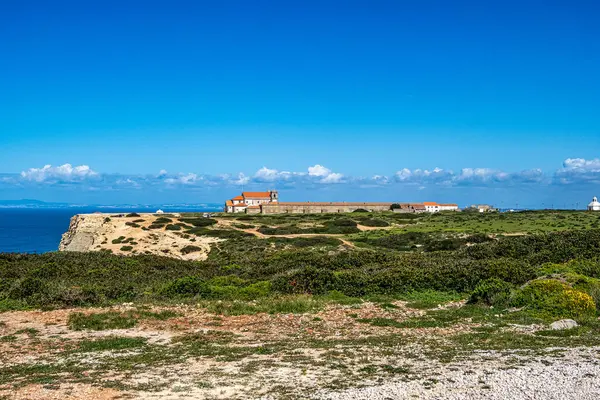 Portekiz 'in Sesimbra şehrinin batısında bulunan kilise de dahil olmak üzere Santuario de Nossa do Cabo Espichel tapınağı kompleksi.