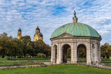 Dianatempel ile Münih 'te Hofgarten Park' ın sonbahar manzarası. Diana Pavyonu ve Münih ve Odeonsplatz 'ın bitişiğindeki Hofgarten arazisi..