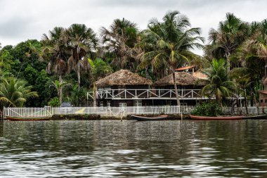 Barreirinhas, Lencois Maranhenses 'ten Brezilya' daki Preguica Nehri 'ne tekne gezisi. Preguicas Nehri, Maranhao eyaletinin Lencois Maranhenses bölgesinde yer alan bir su yolu..