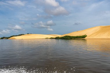 Vassouras 'ın kum tepeleri ve gölleri, Brezilya' nın Lencois Maranhenses 'i, Barreirinhas' ı. Taze ve şeffaf su havuzları olan beyaz kum tepeleri.