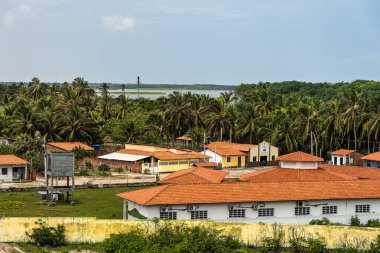 Mandacaru köyü, Barreirinhas, Maranhao, Brezilya. Fotoğraf Mandacaru deniz fenerinin tepesinden Preguicas Nehri 'ne ve arka plandaki Atlantik Okyanusu' na bakarak çekildi..