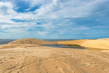 Ilha do Caju 'da Dunas do Mouro, Ilha das Canarias, Brezilya. Delta do Parnaiba ve Delta das Americas. Yeşillik doğa ve kum tepeleri.
