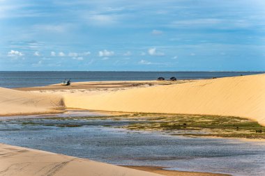 Ilha do Caju 'da Dunas do Mouro, Ilha das Canarias, Brezilya. Delta do Parnaiba ve Delta das Americas. Yeşillik doğa ve kum tepeleri.