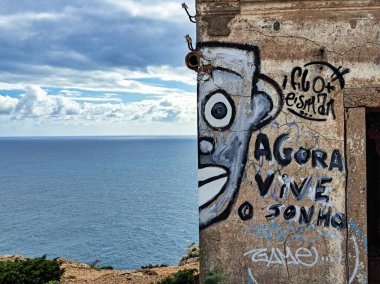 Portekiz 'in Setubal Bölgesi' ndeki Cabo Espichel Burnu 'nda duvarları ve zemini kaplayan terk edilmiş bir bina. Eski gözlem noktası, şimdi Portekiz 'de kayıp bir yer.