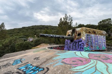Serra da Arrabida, Portekiz 'deki Outao Sahil Topçu Alayı' nın 7. bataryası. 1998 'e kadar faaliyette olan Portekiz ordusunun önemli bir kıyı savunma birimi şimdi terk edildi.