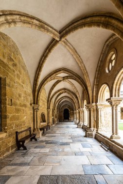 Eski Coimbra Katedrali 'nin Gotik Manastırı, Portekiz' deki Se Velha de Coimbra. Portekiz 'in en önemli Roma binalarından biridir ve Portekiz' in kuzeyindeki Coimbra şehrinin simgesidir..