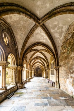 Eski Coimbra Katedrali 'nin Gotik Manastırı, Portekiz' deki Se Velha de Coimbra. Portekiz 'in en önemli Roma binalarından biridir ve Portekiz' in kuzeyindeki Coimbra şehrinin simgesidir..