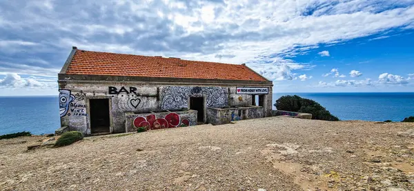 Portekiz 'in Setubal Bölgesi' ndeki Cabo Espichel Burnu 'nda duvarları ve zemini kaplayan terk edilmiş bir bina. Eski gözlem noktası, şimdi Portekiz 'de kayıp bir yer.