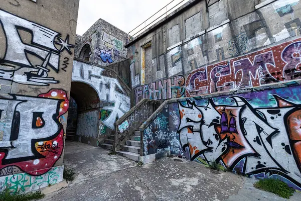 Serra da Arrabida, Portekiz 'deki Outao Sahil Topçu Alayı' nın 7. bataryası. 1998 'e kadar faaliyette olan Portekiz ordusunun önemli bir kıyı savunma birimi şimdi terk edildi.