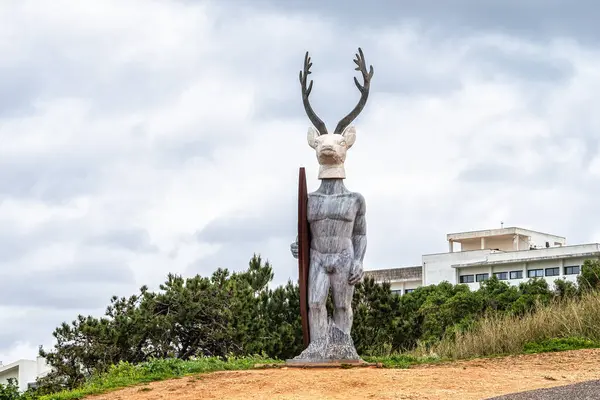Geyik heykeli, 6 metre yüksekliğinde geyik başlı bir sörfçü, Portekiz, Nazare 'nin deniz feneri yoluna yerleştirildi.