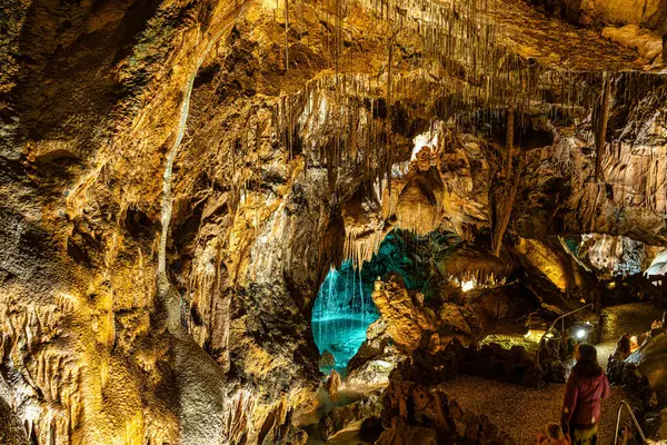 Mira de Aire Mağaraları, Grutas de Mira de Aire, Leiria, Portekiz. Porto de Mos, Leiria 'da kireçtaşı mağaraları var. Moinhos Velhos