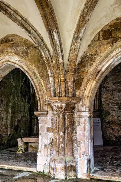 Eski Coimbra Katedrali 'nin Gotik Manastırı, Portekiz' deki Se Velha de Coimbra. Portekiz 'in en önemli Roma binalarından biridir ve Portekiz' in kuzeyindeki Coimbra şehrinin simgesidir..