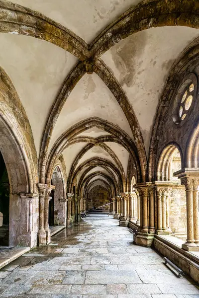 Eski Coimbra Katedrali 'nin Gotik Manastırı, Portekiz' deki Se Velha de Coimbra. Portekiz 'in en önemli Roma binalarından biridir ve Portekiz' in kuzeyindeki Coimbra şehrinin simgesidir..