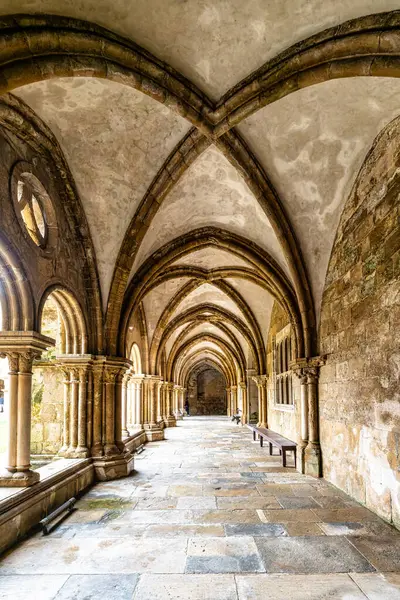 Eski Coimbra Katedrali 'nin Gotik Manastırı, Portekiz' deki Se Velha de Coimbra. Portekiz 'in en önemli Roma binalarından biridir ve Portekiz' in kuzeyindeki Coimbra şehrinin simgesidir..