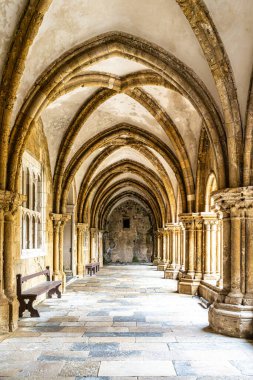 Eski Coimbra Katedrali 'nin Gotik Manastırı, Portekiz' deki Se Velha de Coimbra. Portekiz 'in en önemli Roma binalarından biridir ve Portekiz' in kuzeyindeki Coimbra şehrinin simgesidir..