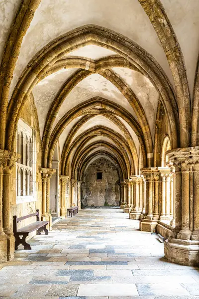 Eski Coimbra Katedrali 'nin Gotik Manastırı, Portekiz' deki Se Velha de Coimbra. Portekiz 'in en önemli Roma binalarından biridir ve Portekiz' in kuzeyindeki Coimbra şehrinin simgesidir..