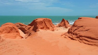 Brezilya 'nın Ceara eyaletindeki Canoa Quebrada Sahili' ndeki kaya oluşumları.