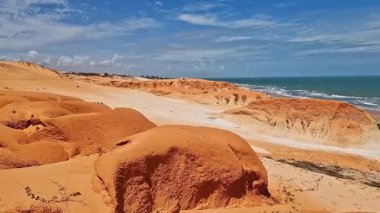 Brezilya 'nın Ceara eyaletindeki Canoa Quebrada Sahili' ndeki kaya oluşumları.