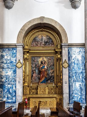 Beja, Portekiz - 28 Aralık 2025: Beja, Portekiz 'deki Büyük Aziz James Katedrali. 1590 'da inşa edilmiş, Beja Kalesi' nin eski kasaba meydanı manzarasında.,