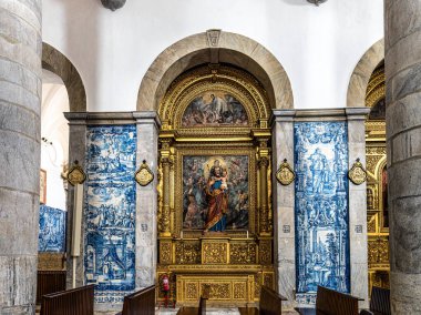 Beja, Portekiz - 28 Aralık 2025: Beja, Portekiz 'deki Büyük Aziz James Katedrali. 1590 'da inşa edilmiş, Beja Kalesi' nin eski kasaba meydanı manzarasında.,