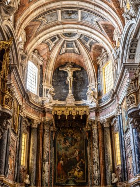 Evora, Portekiz - Nisan 01, 2025: Evora, Portekiz 'deki Nossa Senhora da Assuncao Katedrali' nin İçi. Unesco 'dan Dünya Mirası Şehri. Alentejo, Portekiz