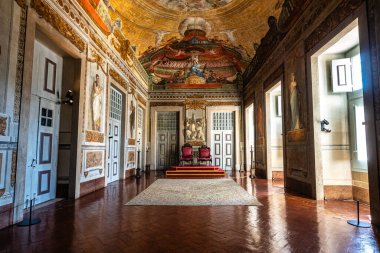 Mafra, Portekiz - 11 Nisan 2025: Mafra Ulusal Sarayı, Manastır ve Bazilika. Fransisken Dini Düzeni. Portekiz, Lizbon 'un kuzeyindeki Mafra' da barok mimarisi.