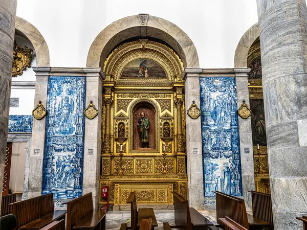 Beja, Portekiz - 28 Aralık 2025: Beja, Portekiz 'deki Büyük Aziz James Katedrali. 1590 'da inşa edilmiş, Beja Kalesi' nin eski kasaba meydanı manzarasında.,