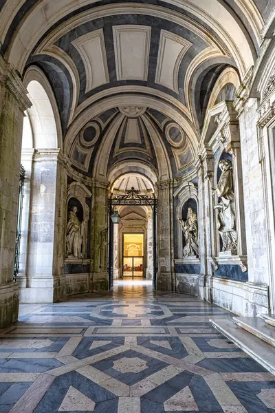 Mafra, Portekiz - 11 Nisan 2025: Mafra Ulusal Sarayı, Manastır ve Bazilika. Fransisken Dini Düzeni. Portekiz, Lizbon 'un kuzeyindeki Mafra' da barok mimarisi.