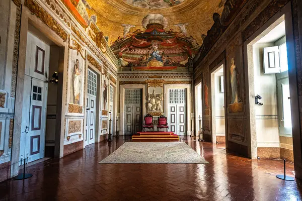 Mafra, Portekiz - 11 Nisan 2025: Mafra Ulusal Sarayı, Manastır ve Bazilika. Fransisken Dini Düzeni. Portekiz, Lizbon 'un kuzeyindeki Mafra' da barok mimarisi.