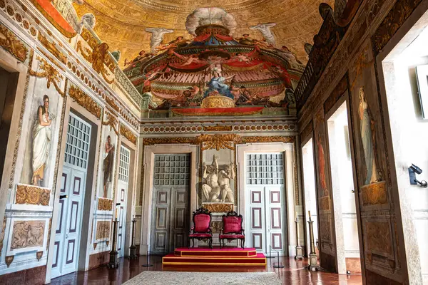 Mafra, Portekiz - 11 Nisan 2025: Mafra Ulusal Sarayı, Manastır ve Bazilika. Fransisken Dini Düzeni. Portekiz, Lizbon 'un kuzeyindeki Mafra' da barok mimarisi.