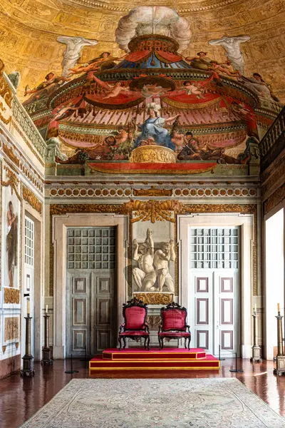 Mafra, Portekiz - 11 Nisan 2025: Mafra Ulusal Sarayı, Manastır ve Bazilika. Fransisken Dini Düzeni. Portekiz, Lizbon 'un kuzeyindeki Mafra' da barok mimarisi.