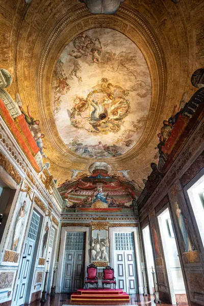 Mafra, Portekiz - 11 Nisan 2025: Mafra Ulusal Sarayı, Manastır ve Bazilika. Fransisken Dini Düzeni. Portekiz, Lizbon 'un kuzeyindeki Mafra' da barok mimarisi.