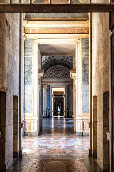 Mafra, Portekiz - 11 Nisan 2025: Mafra Ulusal Sarayı, Manastır ve Bazilika. Fransisken Dini Düzeni. Portekiz, Lizbon 'un kuzeyindeki Mafra' da barok mimarisi.