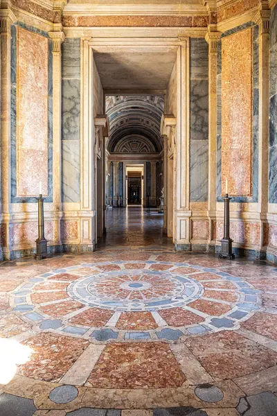 Mafra, Portekiz - 11 Nisan 2025: Mafra Ulusal Sarayı, Manastır ve Bazilika. Fransisken Dini Düzeni. Portekiz, Lizbon 'un kuzeyindeki Mafra' da barok mimarisi.