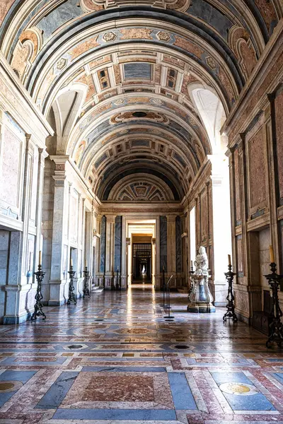 Mafra, Portekiz - 11 Nisan 2025: Mafra Ulusal Sarayı, Manastır ve Bazilika. Fransisken Dini Düzeni. Portekiz, Lizbon 'un kuzeyindeki Mafra' da barok mimarisi.