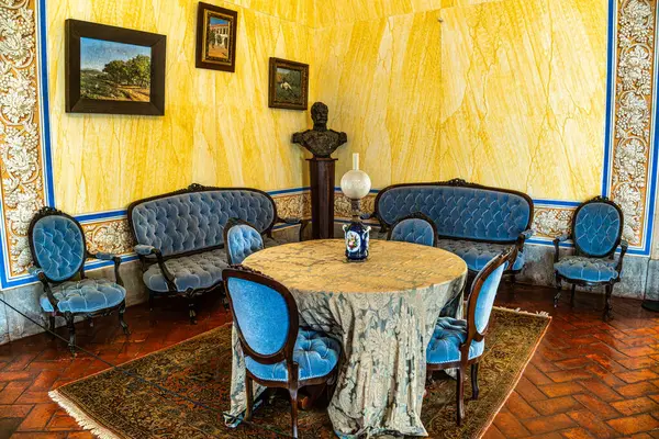 Mafra, Portekiz - 11 Nisan 2025: Mafra Ulusal Sarayı, Manastır ve Bazilika. Fransisken Dini Düzeni. Portekiz, Lizbon 'un kuzeyindeki Mafra' da barok mimarisi.