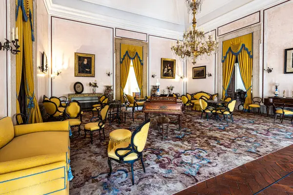 Mafra, Portekiz - 11 Nisan 2025: Mafra Ulusal Sarayı, Manastır ve Bazilika. Fransisken Dini Düzeni. Portekiz, Lizbon 'un kuzeyindeki Mafra' da barok mimarisi.