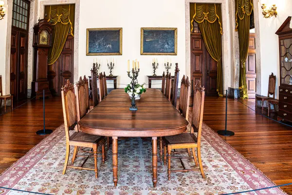 Mafra, Portekiz - 11 Nisan 2025: Mafra Ulusal Sarayı, Manastır ve Bazilika. Fransisken Dini Düzeni. Portekiz, Lizbon 'un kuzeyindeki Mafra' da barok mimarisi.