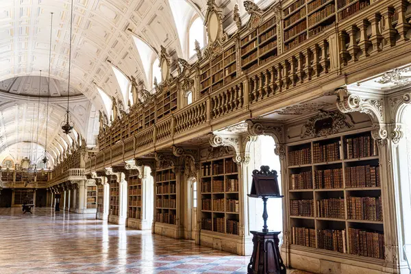 Mafra, Portekiz - 11 Nisan 2025: Mafra Ulusal Sarayı, Manastır ve Bazilika. Fransisken Dini Düzeni. Portekiz, Lizbon 'un kuzeyindeki Mafra' da barok mimarisi.