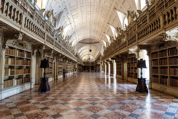 Mafra, Portekiz - 11 Nisan 2025: Mafra Ulusal Sarayı, Manastır ve Bazilika. Fransisken Dini Düzeni. Portekiz, Lizbon 'un kuzeyindeki Mafra' da barok mimarisi.