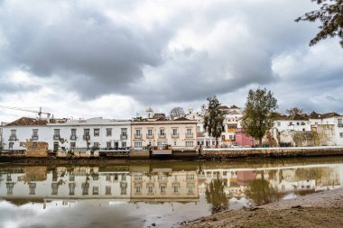 Tavira, Portekiz - 13 Şubat 2025: Tavira 'nın tarihi merkezi, 1266' da kurulan şehir, Güney Portekiz 'de Algarve