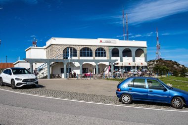 Monchique, Portekiz - 18 Şubat 2025: Monchique dağlarındaki dağ radar istasyonu, Foia, Algarve, Portekiz, Avrupa.